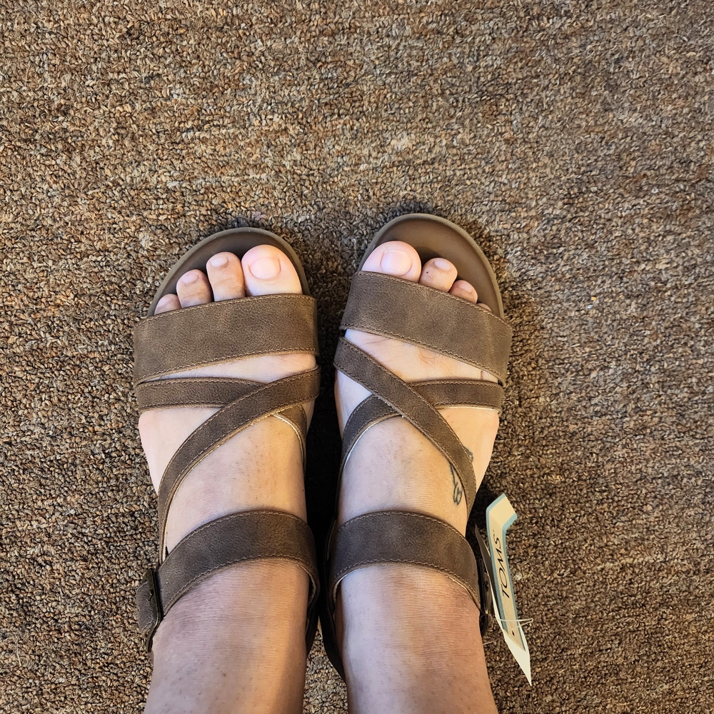 Toms Brown Cross-Strap Sandals size 6.5 NWT